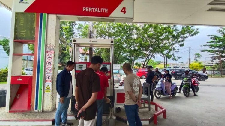 Dit Reskrimsus Polda Sultra saat sidak di salah satu SPBU Kota Kendari (Polda Sultra)