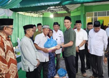 Ketua DPRD Konut, bersama Wabup Abuhaera saat menyerahkan bantuan Sembako di Sawa