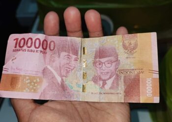 Upal pecahan 100 ribu, sekilas terlihat seperti uang asli pada umumnya