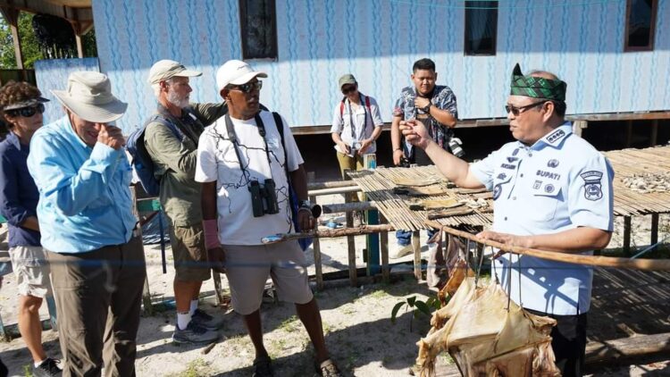 Bupati Konut Ruksamin saat menunjukkan hasil tangkapan masyarakat Bajo di Pulau Labengki