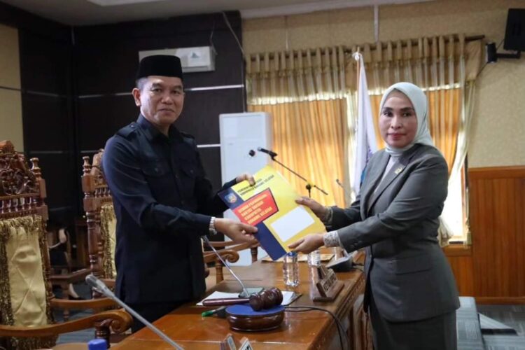 Ketua Komisi II Nadira saat menyerahkan rekomendasi Fraksi-fraksi DPRD Konsel terhadap LKPj Bupati, kepada Ketua DPRD