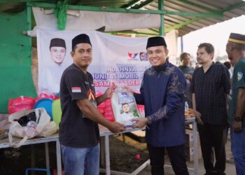 Afdhal saat berbuka puasa bersama komunitas pick up Kendari sekaligus menyerahkan bantuan Sembako