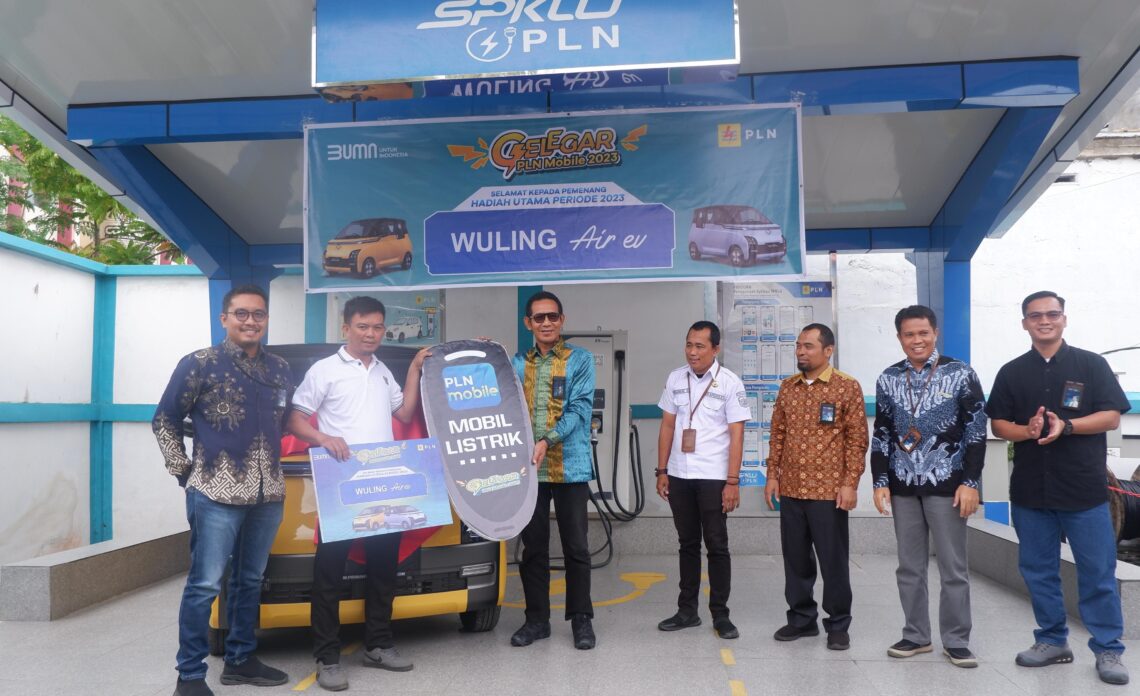 Pemenang hadiah utama Gelegar PLN Mobile saat menerima mobil listrik