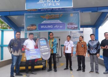 Pemenang hadiah utama Gelegar PLN Mobile saat menerima mobil listrik