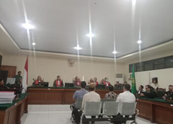 Empat terdakwa kasus tbang PT. Antam Tbk, Blok Mandiodo, Konut saat mengikuti sidang pembacaan tuntutan