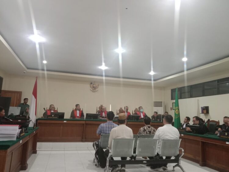 Empat terdakwa kasus tbang PT. Antam Tbk, Blok Mandiodo, Konut saat mengikuti sidang pembacaan tuntutan