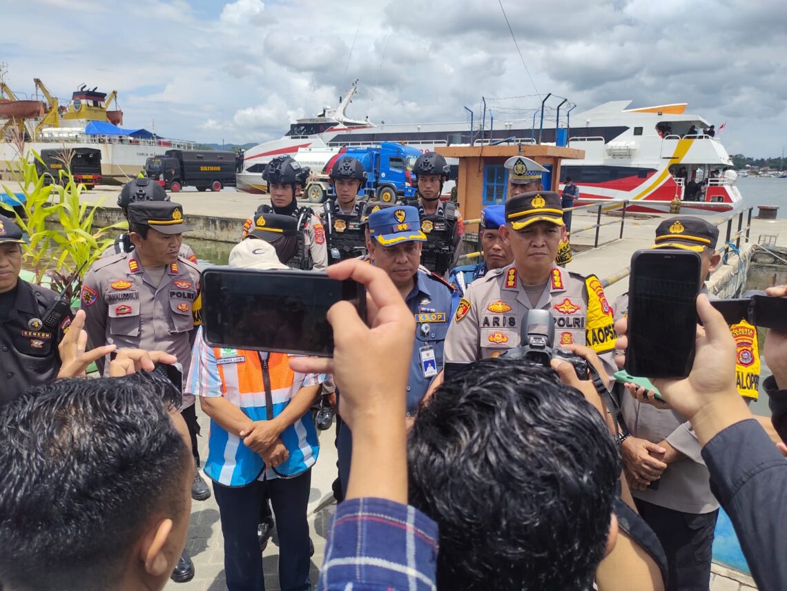 Kapolresta Kendari didampingi Kepala KSOP saat memantau situasi mudik di Pelabuhan Nusantara