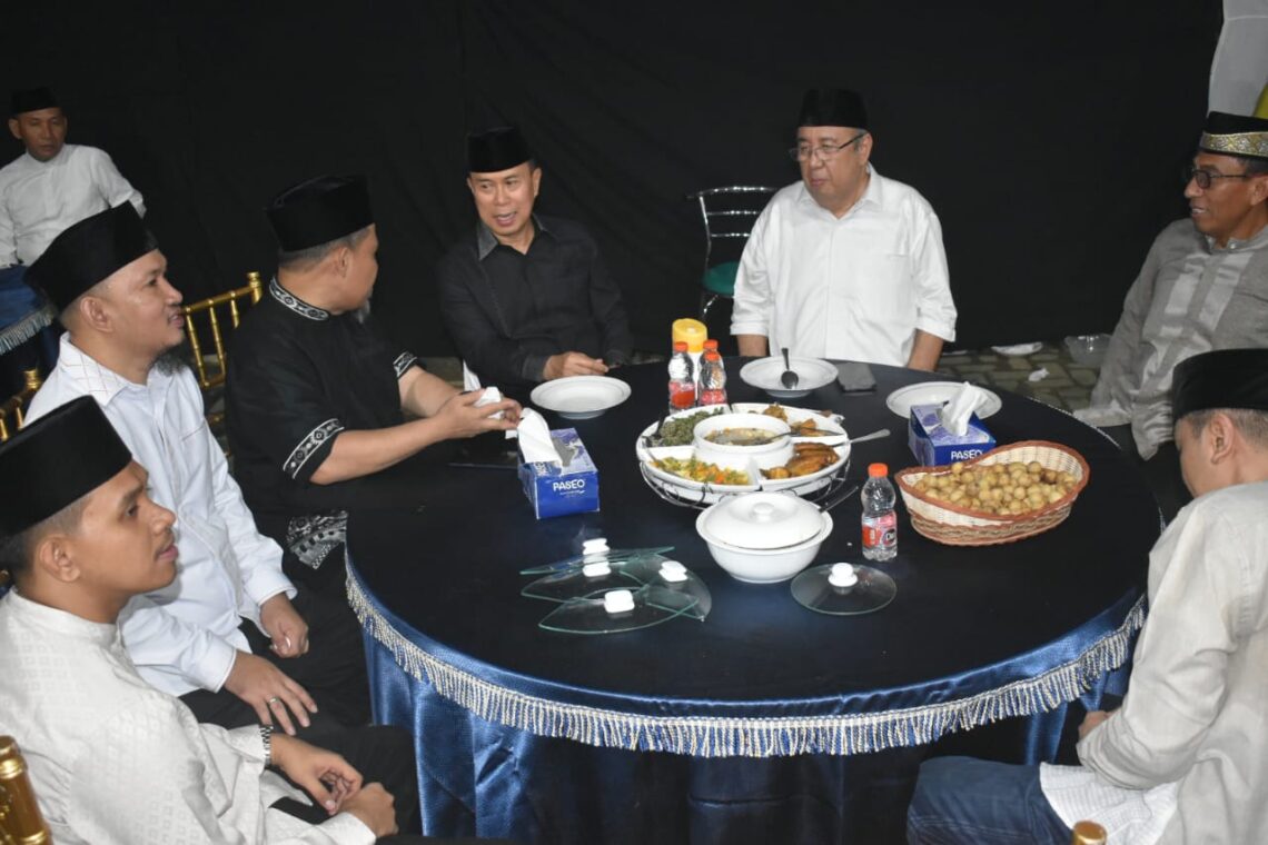 ASR Silaturahmi Dengan Asrun Lewat Momen Buka Puasa Bersama 10 ASR saat silaturhmi dengan Asrun lewat buka puasa bersama di kediaman Siska Karina Imran