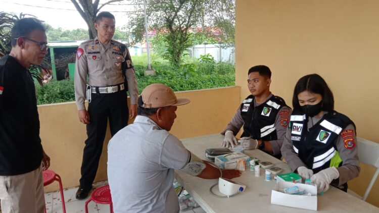 Para supir angkutan dan penumpang Terminal Baruga saat menjalani tes urine dan narkoba (Polda Sultra)