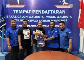 LO Yudhianto Mahardika saat mengambil formulir pendaftaran di Partai Demokrat