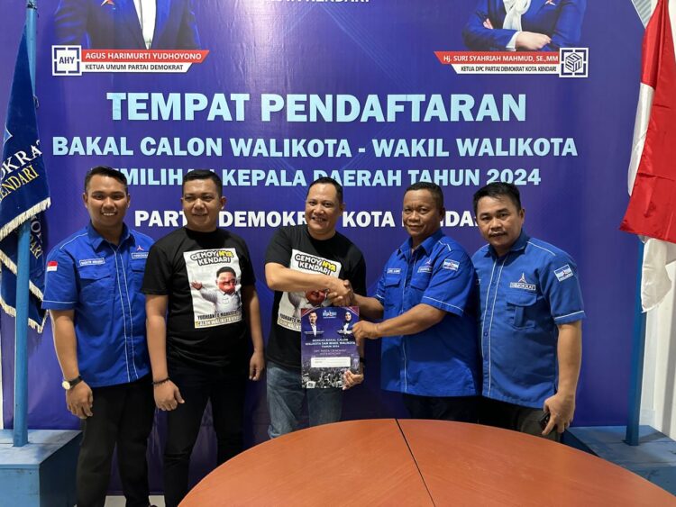 LO Yudhianto Mahardika saat mengambil formulir pendaftaran di Partai Demokrat