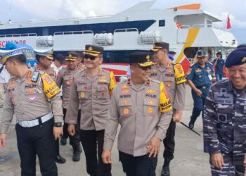 Wakapolda Sultra bersama rombongan saat melakukan pengecekkan di Pelabuhan Nusantara Kendari (Polda Sultra)