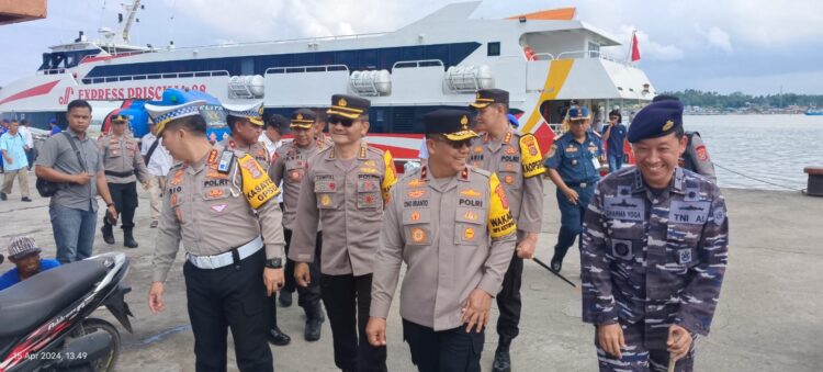 Wakapolda Sultra bersama rombongan saat melakukan pengecekkan di Pelabuhan Nusantara Kendari (Polda Sultra)