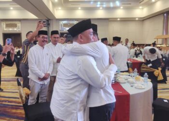 Momen haru Andi Ady Aksar saat berpelukan dengan Andi Sumanggerukka menandai bersatunya kembali tokoh politik Sultra (Istimewa)