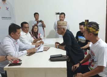 LO Asmawa Tosepu saat ambil formulir Cawali Kota Kendari di Partai Perindo