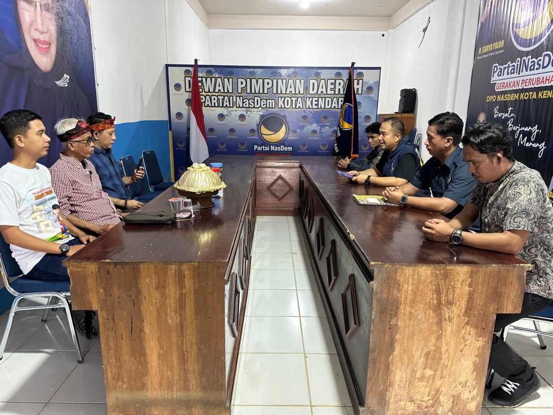 LO Asmawa Tosepu saat mengambil formulir di Partai NasDem