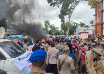 Unjuk rasa yang digelar Pilar Keadilan Sultra di Kantor Wali Kota Kendari terkait persoalan utang