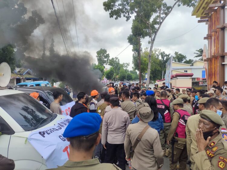 Unjuk rasa yang digelar Pilar Keadilan Sultra di Kantor Wali Kota Kendari terkait persoalan utang