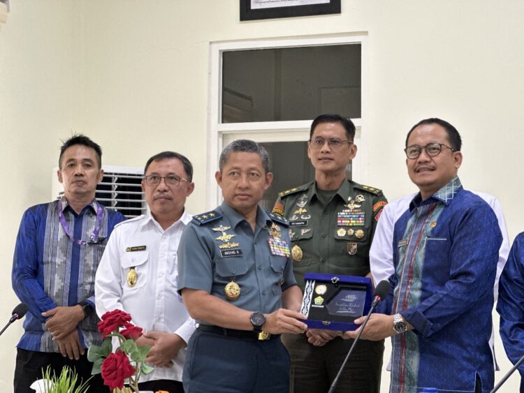 Ketua Tim KKDN, Laksda TNI Arsyad Abdullah, SE.,MAP saat mengunjungi DPMPTSP belum lama ini.