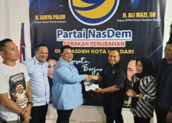 Yudhianto Mahardika saat mengembalikan berkas pendaftaran di Partai NasDem