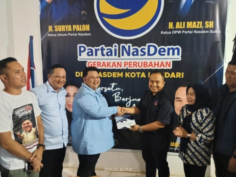 Yudhianto Mahardika saat mengembalikan berkas pendaftaran di Partai NasDem