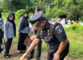 Kepala Rutan Unaaha, Hery Kusbandono saat menabur bunga di Makam Pahlawan Asao