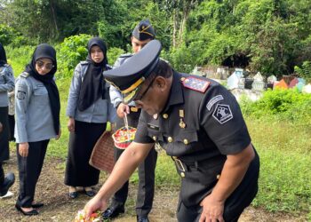 Kepala Rutan Unaaha, Hery Kusbandono saat menabur bunga di Makam Pahlawan Asao