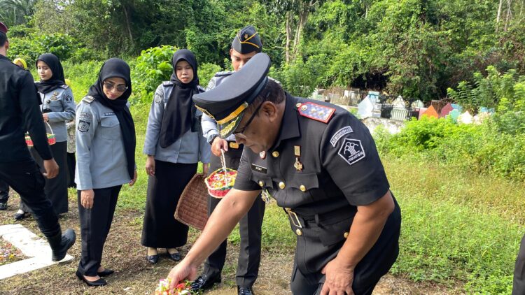 Kepala Rutan Unaaha, Hery Kusbandono saat menabur bunga di Makam Pahlawan Asao