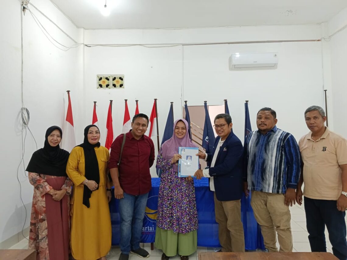 Maju Pilgub Sultra, Selain NasDem dan Hanura Wa Ode Nurhayati Bidik Parpol Lainnya 10 Wa Ode Nurhayati saat mengembalikan formulir pendaftaran Cagub di DPW Partai Nasdem Sultra