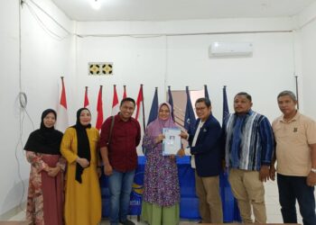 Wa Ode Nurhayati saat mengembalikan formulir pendaftaran Cagub di DPW Partai Nasdem Sultra