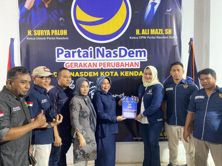 Giona Nur Alam saat mengembalikan berkas pendaftaran Cawali Kendari di DPP NasDem