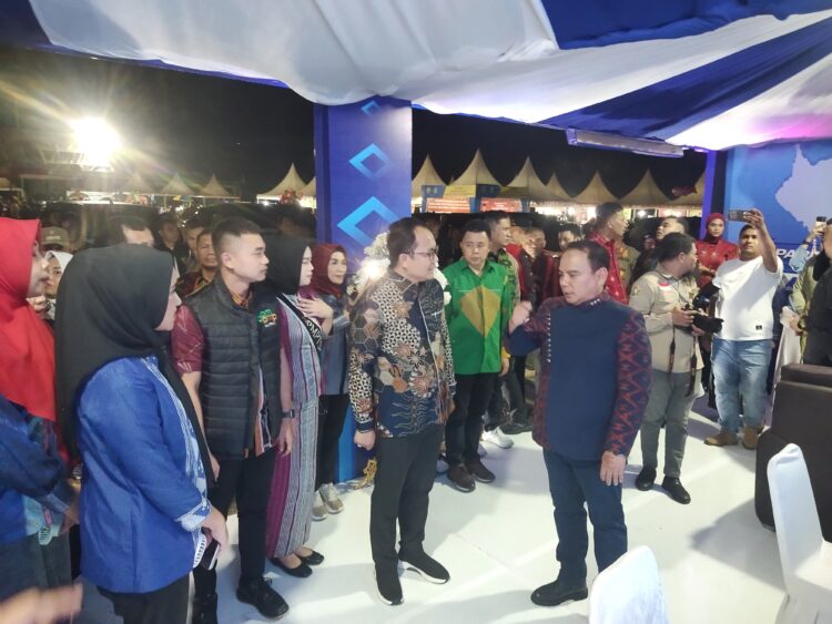 Pj Gubernur Sultra saat berkunjung di stand pameran DPMPTSP disambut oleh Kepala Dinas, Parinringi