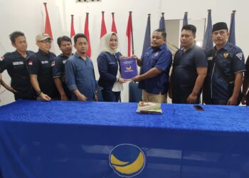 Tim, LO dan Giona Nur Alam saat mengembalikan berkas pendftaran Cagub Sultra di DPW NasDem