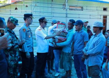 Wabup Konut Abuhaera saat memberikan bantuan pada warga terdampak banjir