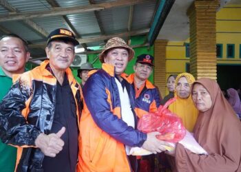 Bupati Ruksamin didampingi Wabup Abuhaera, saat menyerahkan bantuan Sembako pada warga terdampak banjir