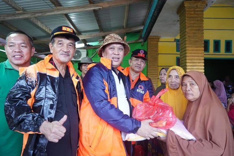 Bupati Ruksamin didampingi Wabup Abuhaera, saat menyerahkan bantuan Sembako pada warga terdampak banjir