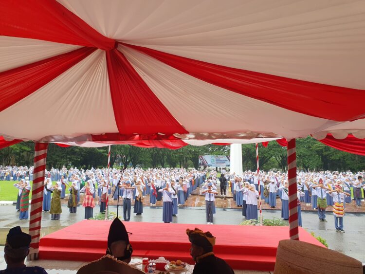 Penampilan tari kolosal ribuan pelajar Sultra di pelataran Kantor Gubernur Sultra