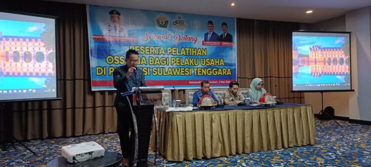 Kabid Perencanaan dan Pengembangan Iklim dan Promosi DPMPTSP Sultra, Jany saat membuka kegiatan pelatihan OSS-RBA