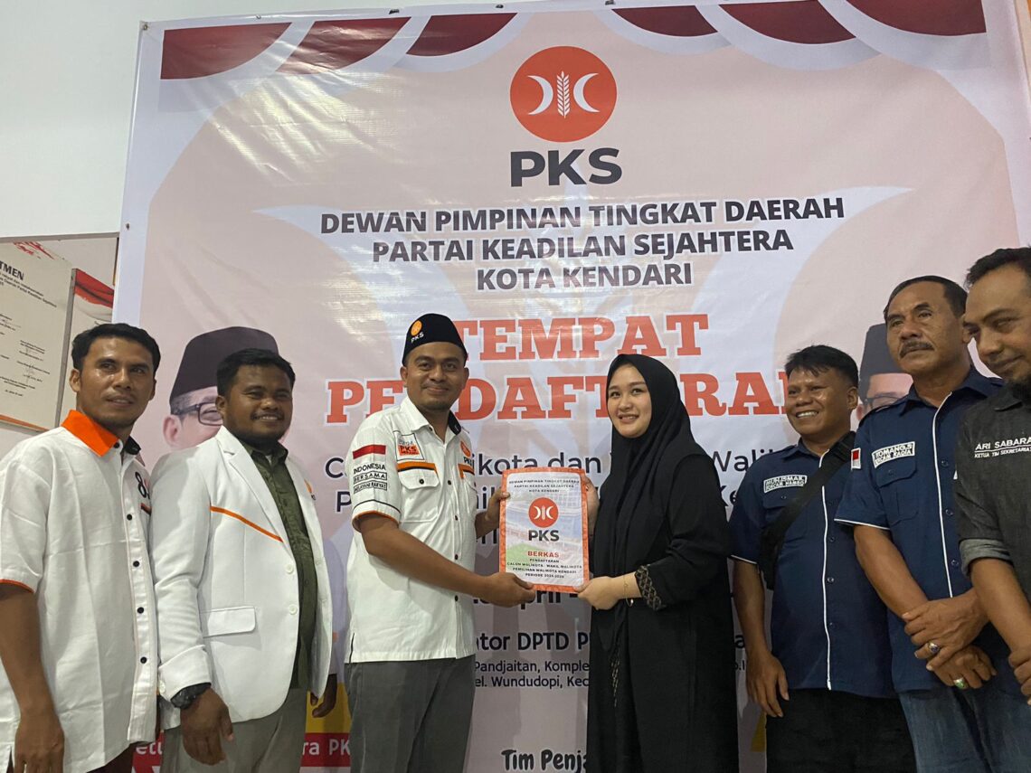 Giona Nur Alam saat mengembalikan berkas pendaftaran Calon Wali Kota Kendari di Kantor PKS
