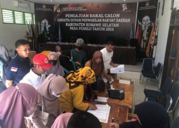 Proses pengembalian berkas para calon PPS di Kantor KPU Konsel