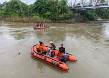 Tim SAR saat melakukan pencarian di sungai