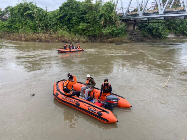 Tim SAR saat melakukan pencarian di sungai