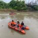 Tim SAR saat melakukan pencarian di sungai