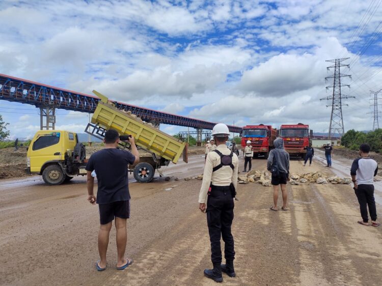 Masyarakat saat melakukan pemblokiran jalan hauling PT OSS