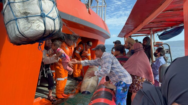 Tim SAR saat melakukan proses evakuasi penumpang