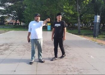 Anggota DPRD Sultra, Sudirman saat meninjau eks MTQ bersama tim tekhnis Dinas Cipta Karya