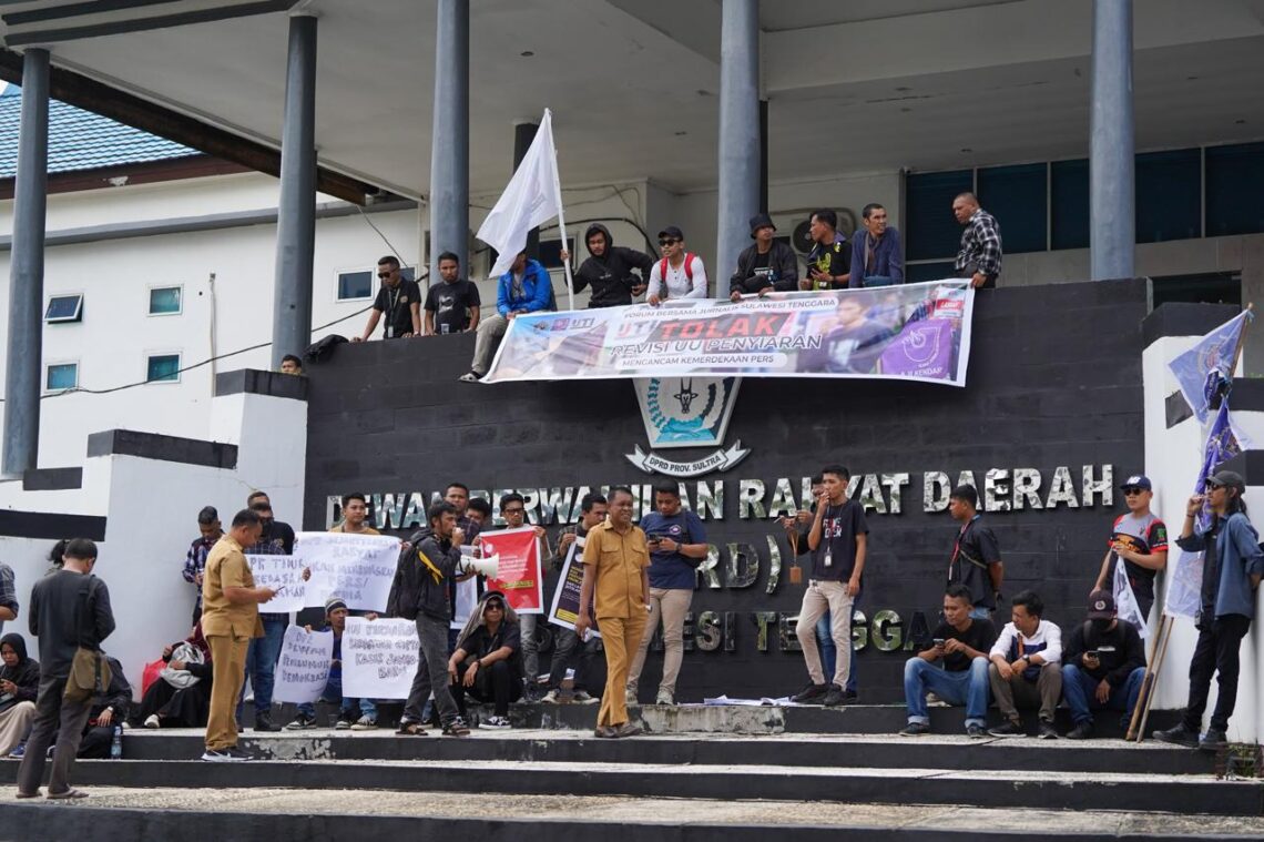 Forbes Jurnalis Sultra Tolak Sejumlah Pasal RUU Penyiaran, Mengancam Kemerdekaan Pers 10 Forbes Jurnalis Sultra Tolak Sejumlah Pasal RUU Penyiaran, Mengancam Kemerdekaan Pers