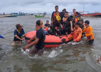 Korban saat dievakuasi usai ditemukan oleh Tim SAR Gabungan