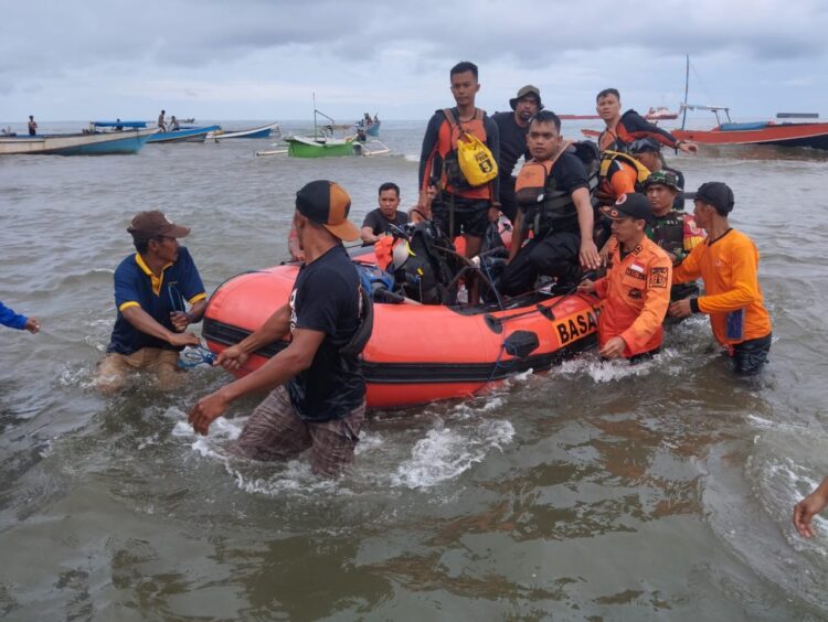 Korban saat dievakuasi usai ditemukan oleh Tim SAR Gabungan