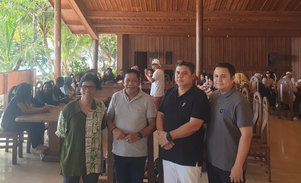 Jadikan Wakatobi Pusat Industri Film Dunia, Hugua dan Anton Timbang Gandeng GR Corp 10 Hugua bersama sutradara asal Belanda saat berkunjung di Wakatobi